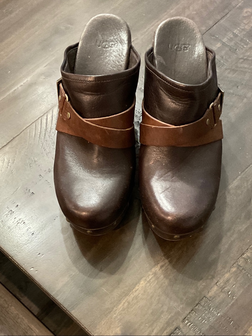 UGG women Leather Slip-On Clogs with Contrast Strap - Dark Brown
